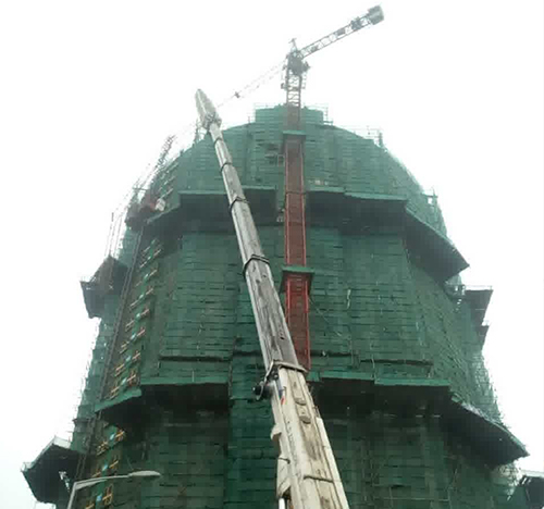 安顺市吊车在工地上作业